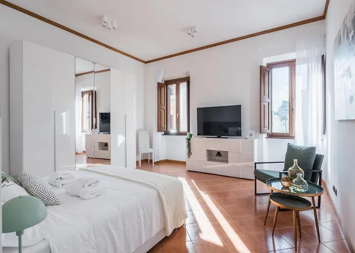 The Rent - Three-bedroom Near Piazza Barberini