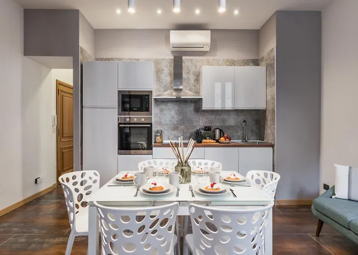 The Rent - Three-bedroom Near Piazza Barberini *