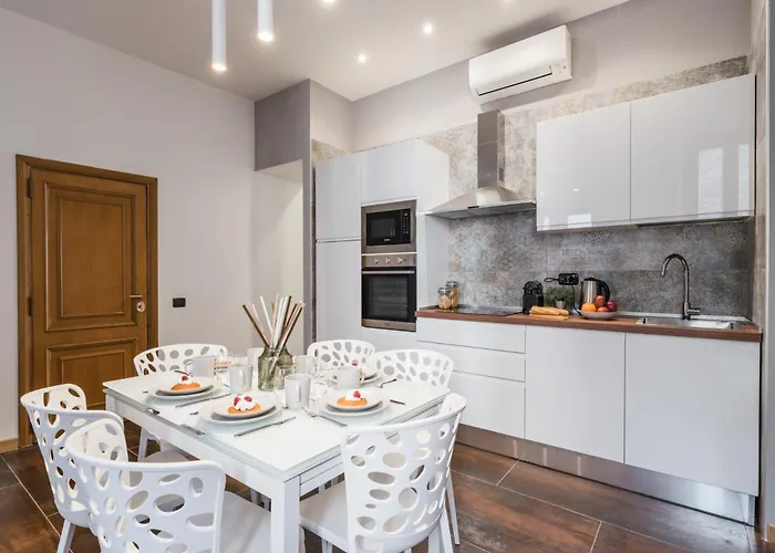 The Rent - Three-bedroom Near Piazza Barberini Apartamento *