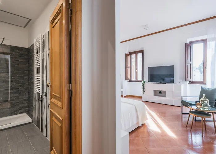 The Rent - Three-bedroom Near Piazza Barberini