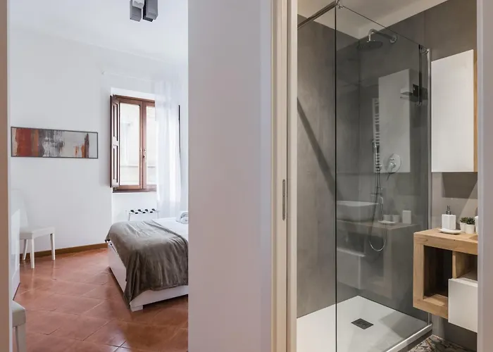 The Rent - Three-bedroom Near Piazza Barberini